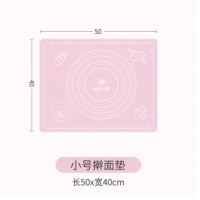 双枪 揉面垫烘焙垫擀面垫硅胶面板 加大加厚食品级耐高温带刻度防滑不粘硅胶垫厨房烘焙工具 粉色小号(5004001.5mm)